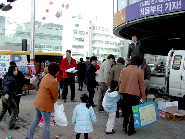 지역상인들이 롯데마트 앞에서 불매운동을 호소하며 유인물을 나눠주고 있다 